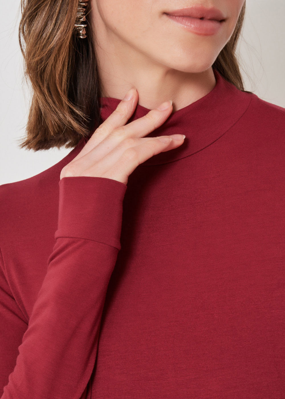 66.10.3302VIN BLUSA MALHA M/LGOLA ALTA BÁSICA
