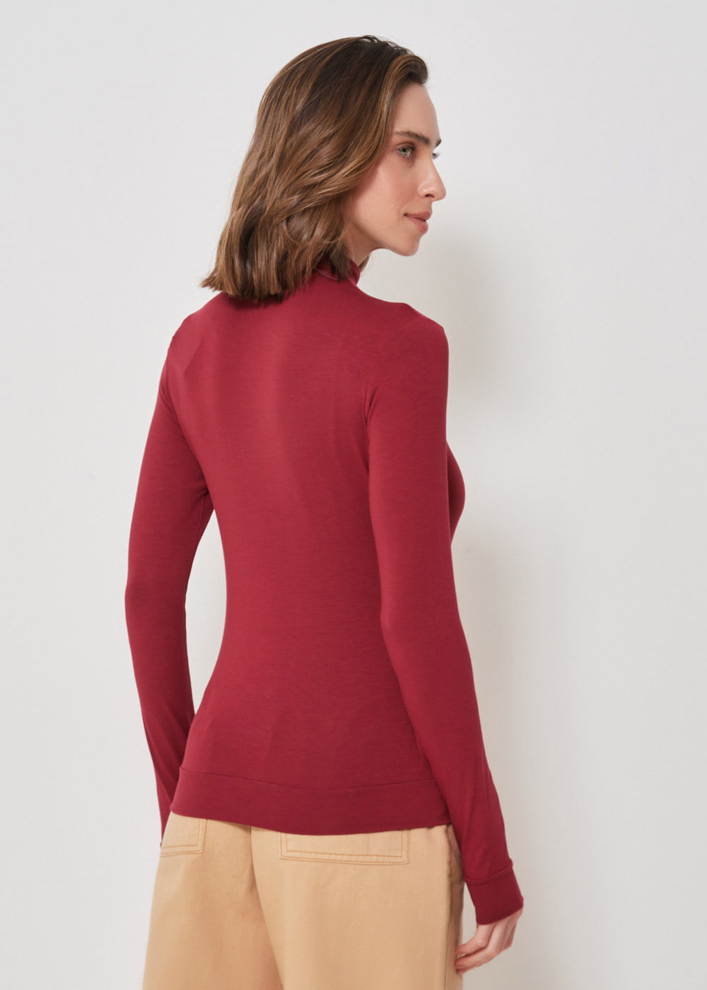 66.10.3302VIN BLUSA MALHA M/LGOLA ALTA BÁSICA