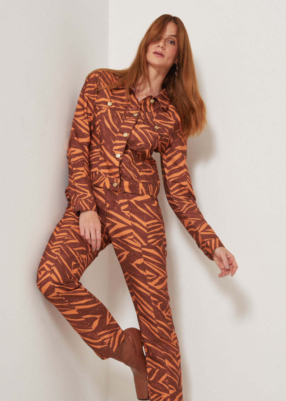 12.81.3301EST CALÇA RETA DE SARJA ESTAMPA OBSTRACT FOLIAGE