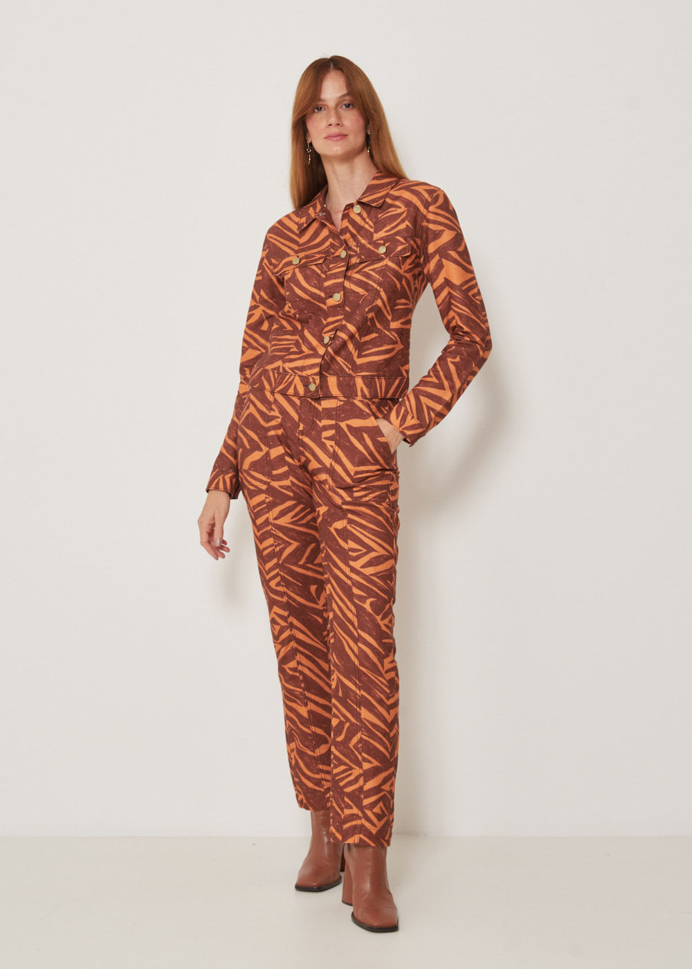 12.81.3301EST CALÇA RETA DE SARJA ESTAMPA OBSTRACT FOLIAGE