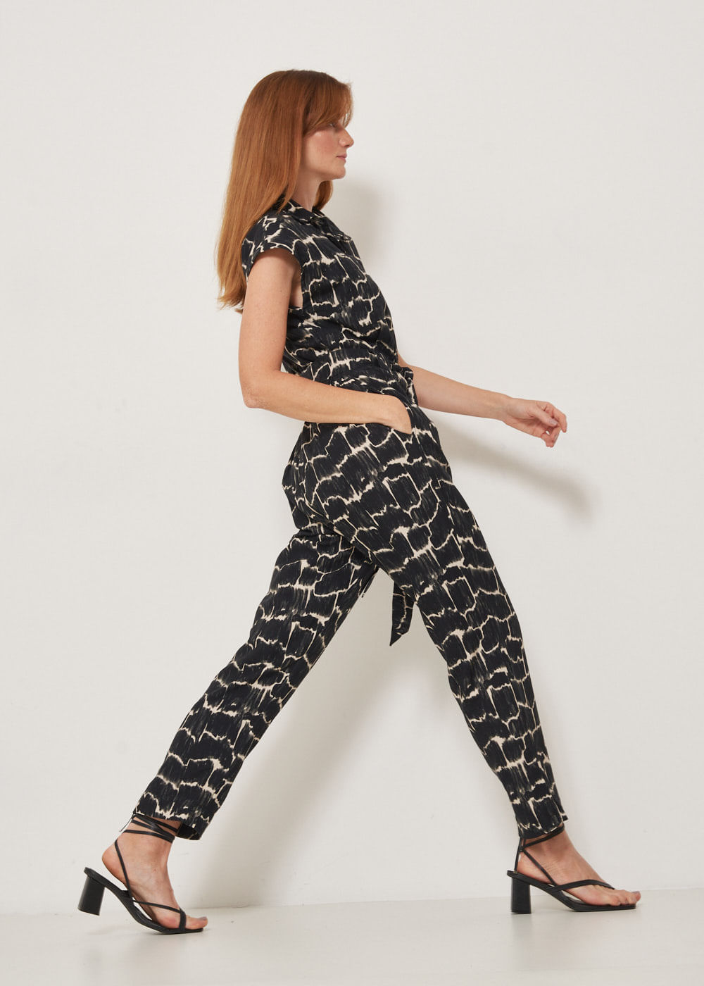 53.81.3303EST MACACÃO BOLSOS FRENTE ESTAMPA STONES