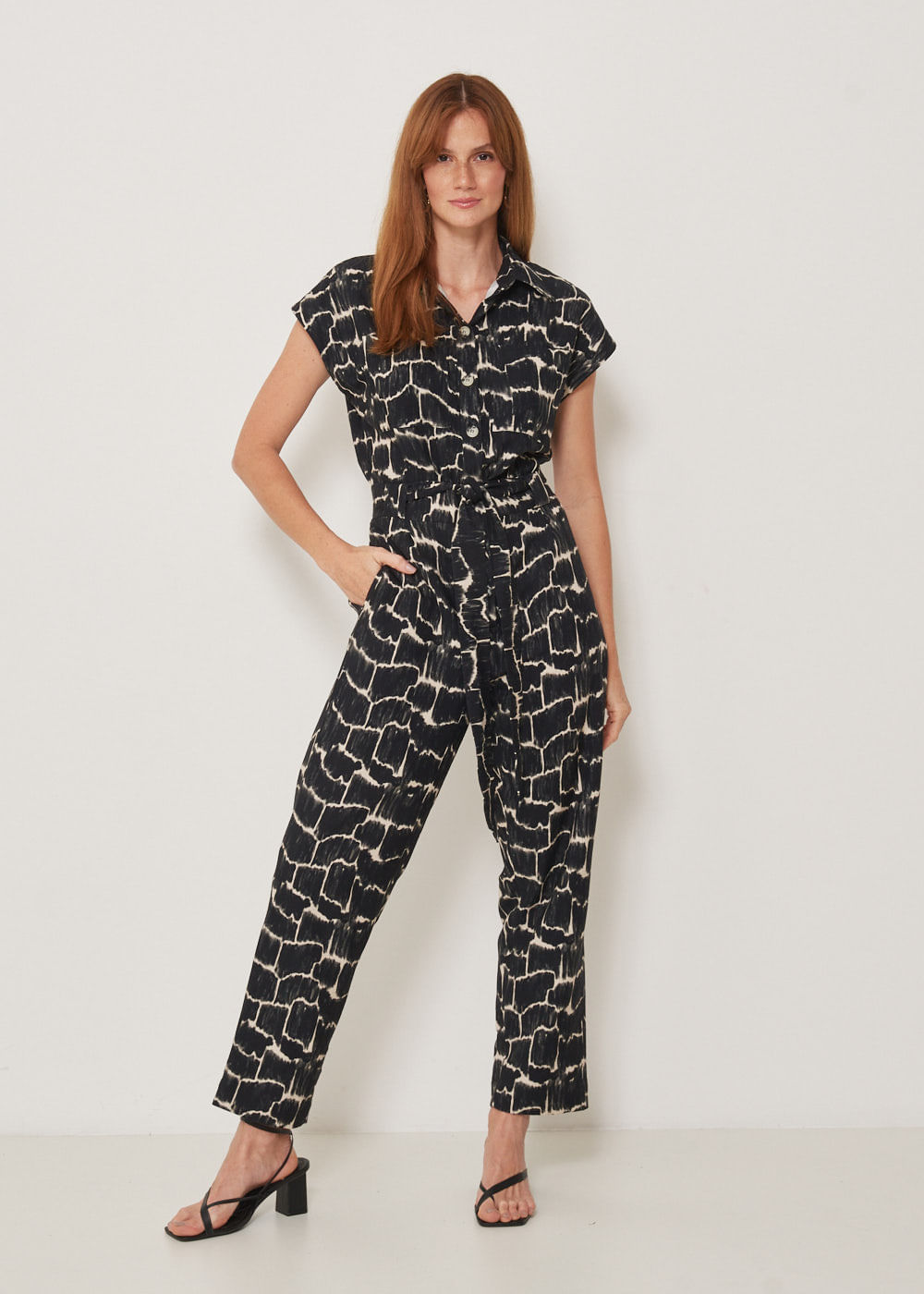 53.81.3303EST MACACÃO BOLSOS FRENTE ESTAMPA STONES