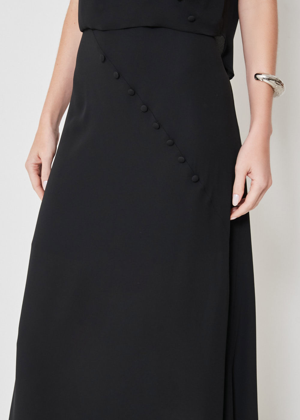 54.10.3408PTO SAIA MIDI CHIFFON DETALHE BOTÕES FORRADOS
