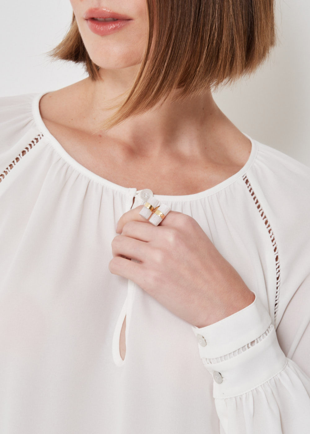 56.40.3401OFW BLUSA CHIFFON M/L DETALHE ENTREMEIO