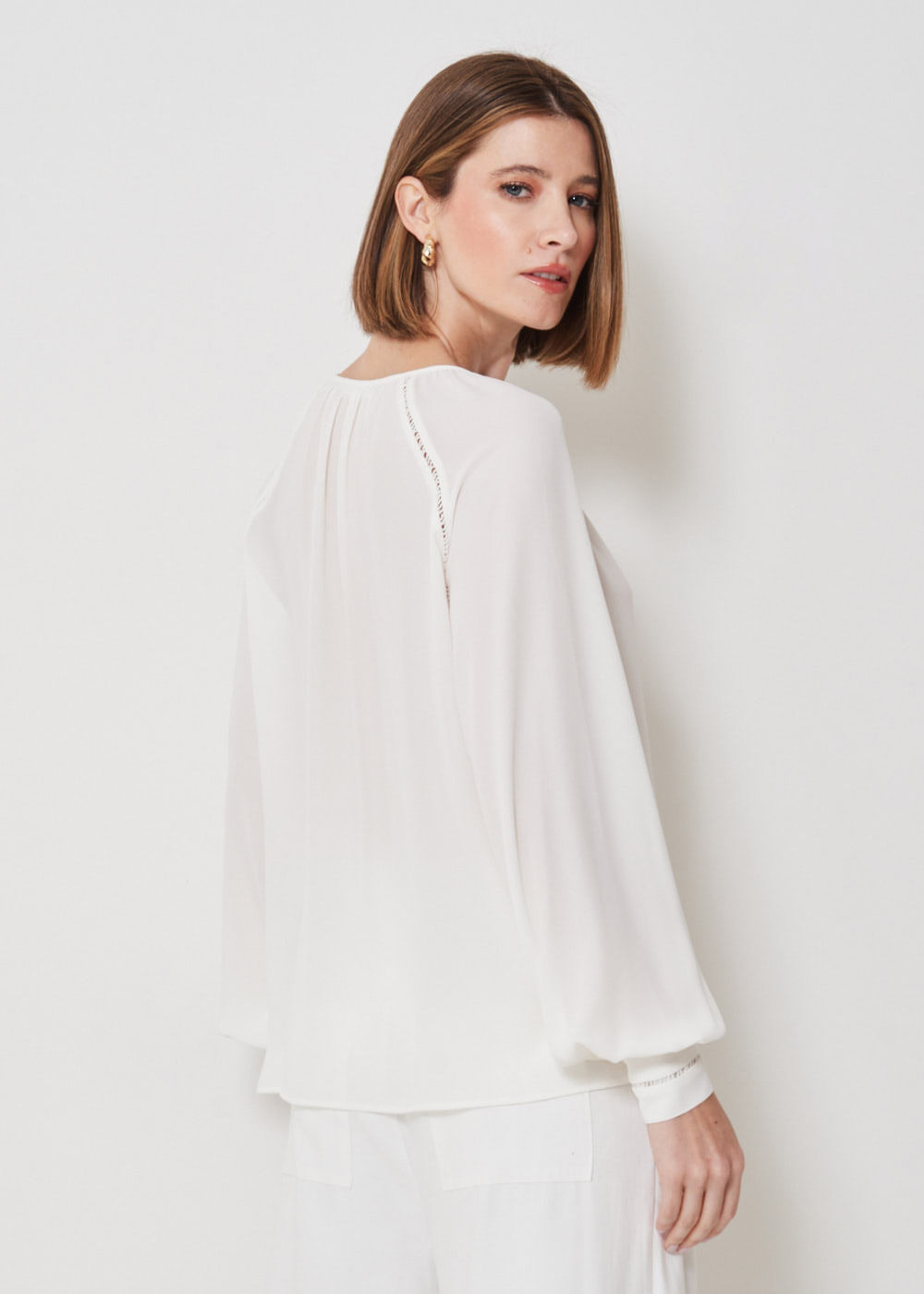 56.40.3401OFW BLUSA CHIFFON M/L DETALHE ENTREMEIO