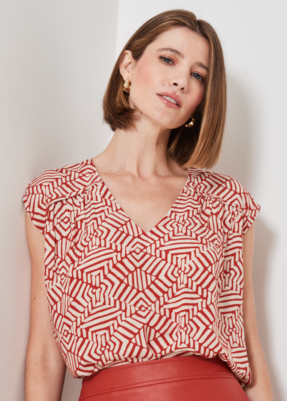 57.20.3404VMT BLUSA M/C DECOTE V ESTAMPA ETHNIC