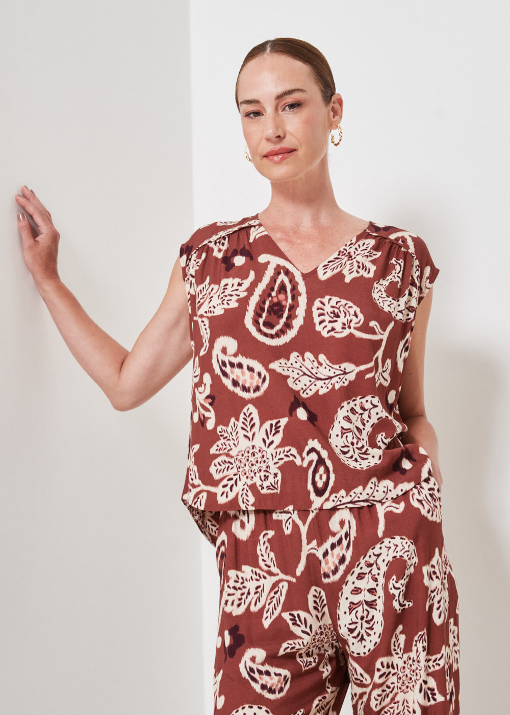 57.20.3403MAL BLUSA M/C DECOTE V ESTAMPA SUMMER PAISLEY