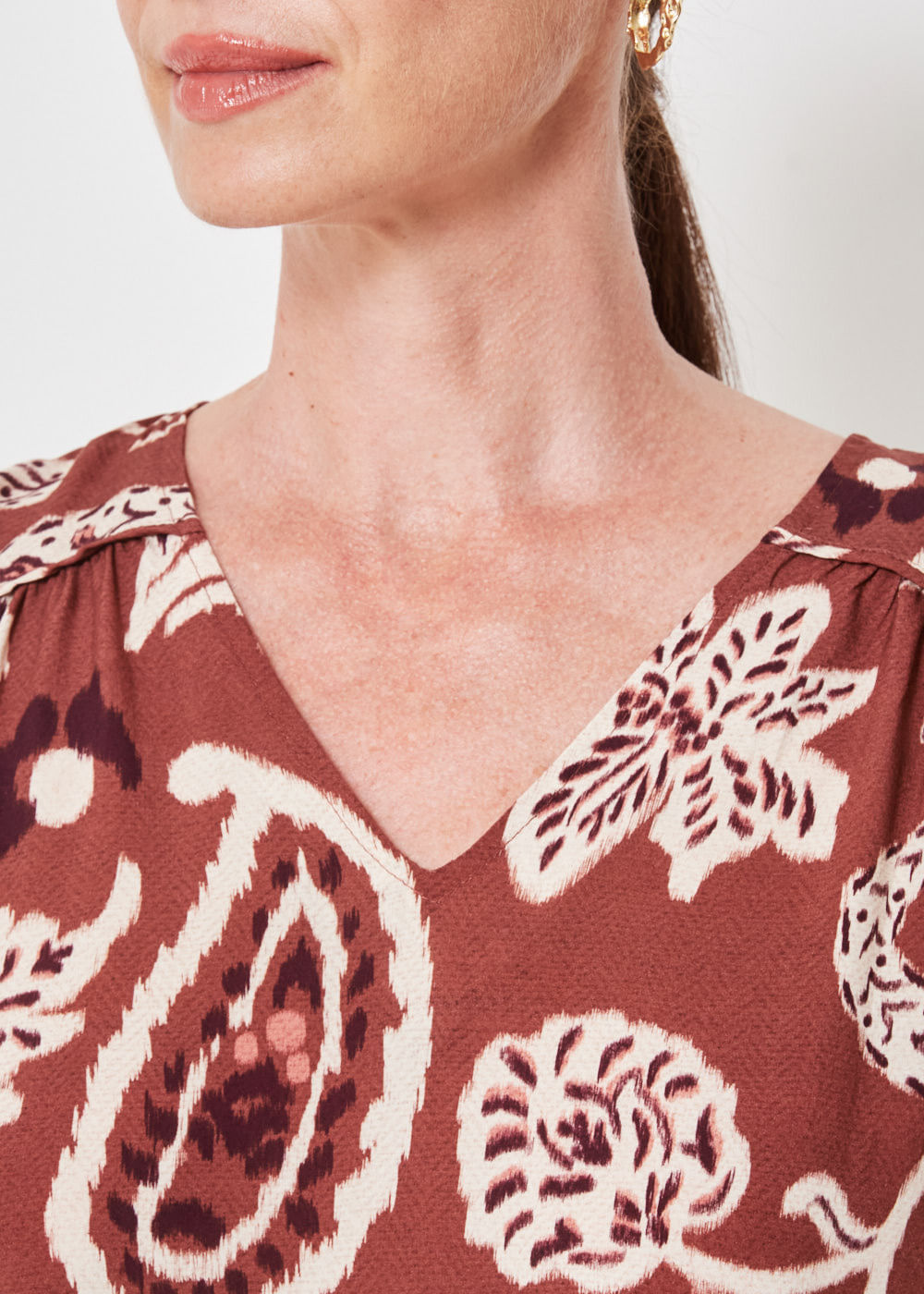 57.20.3403MAL BLUSA M/C DECOTE V ESTAMPA SUMMER PAISLEY