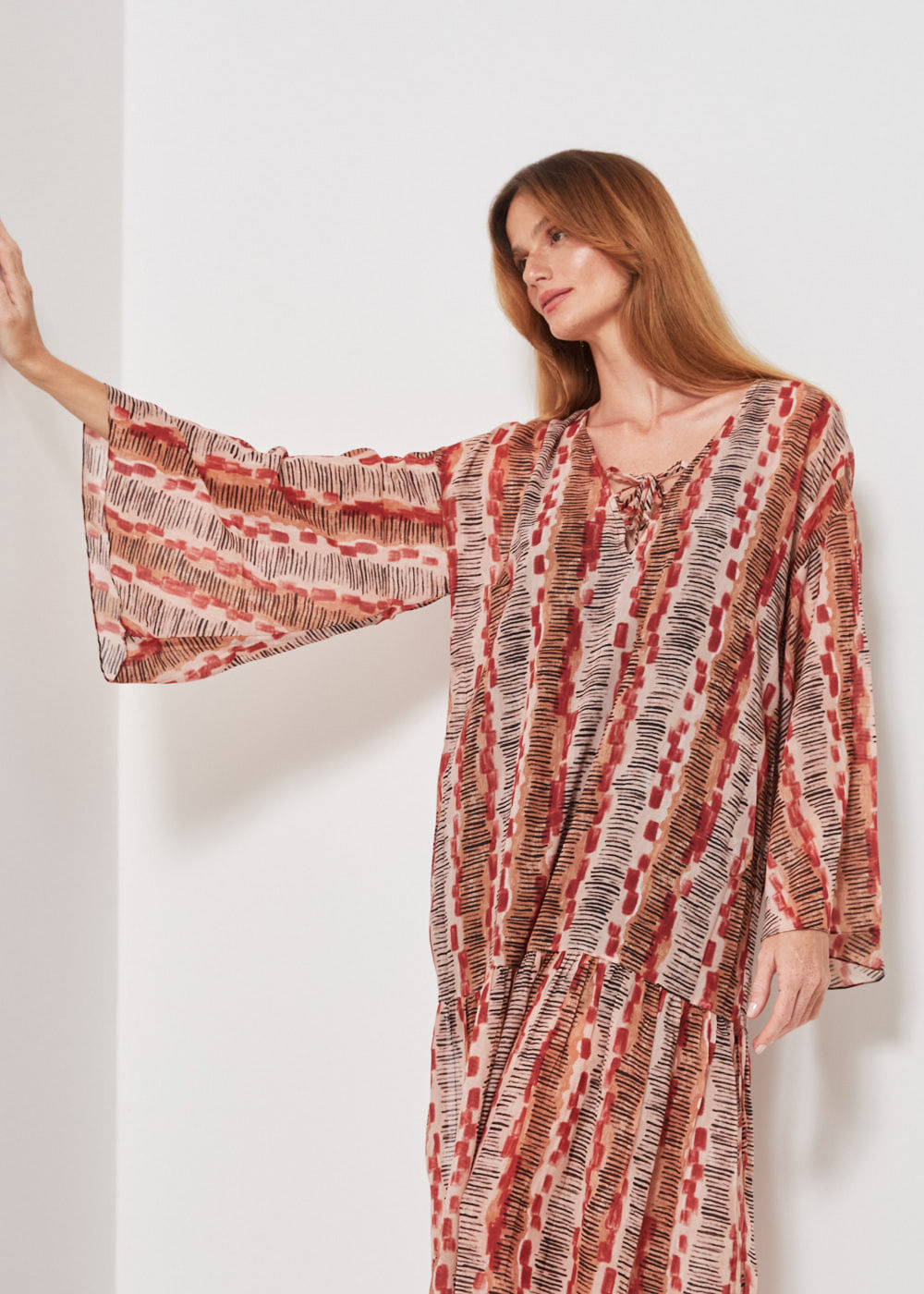 53.50.3404EST VESTIDO LONGO MANGA FLARE ESTAMPA TRILHA