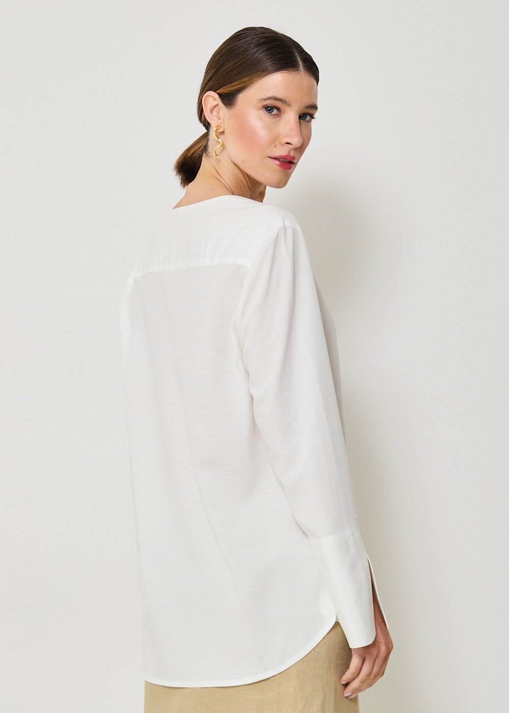 25.40.3402OFW CAMISA  PATTE SOBREPOSTO DECOTE V - HIGHLINE