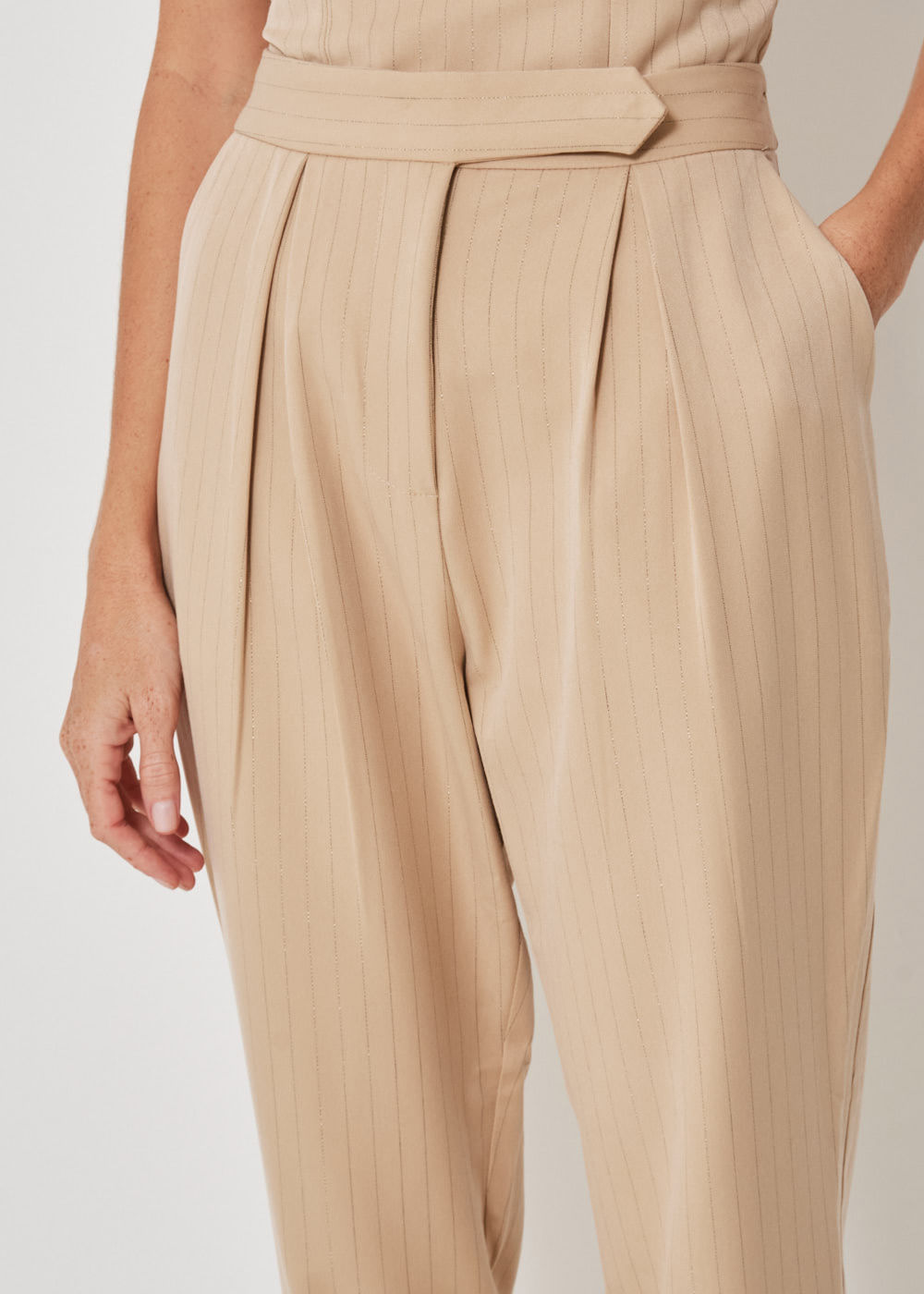 22.21.3403CML CALÇA RETA RISCA DE GIZ COM LUREX
