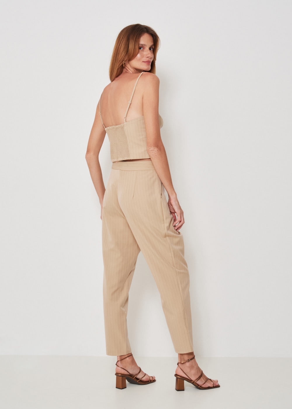 22.21.3403CML CALÇA RETA RISCA DE GIZ COM LUREX