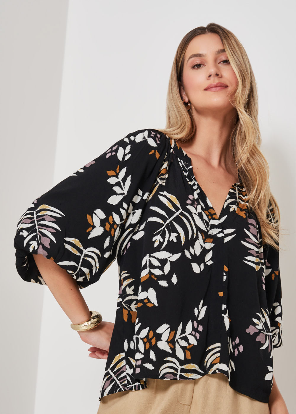 56.20.3404EST BLUSA MANGA 3/4 DECOTE V ESTAMPA LEAVES