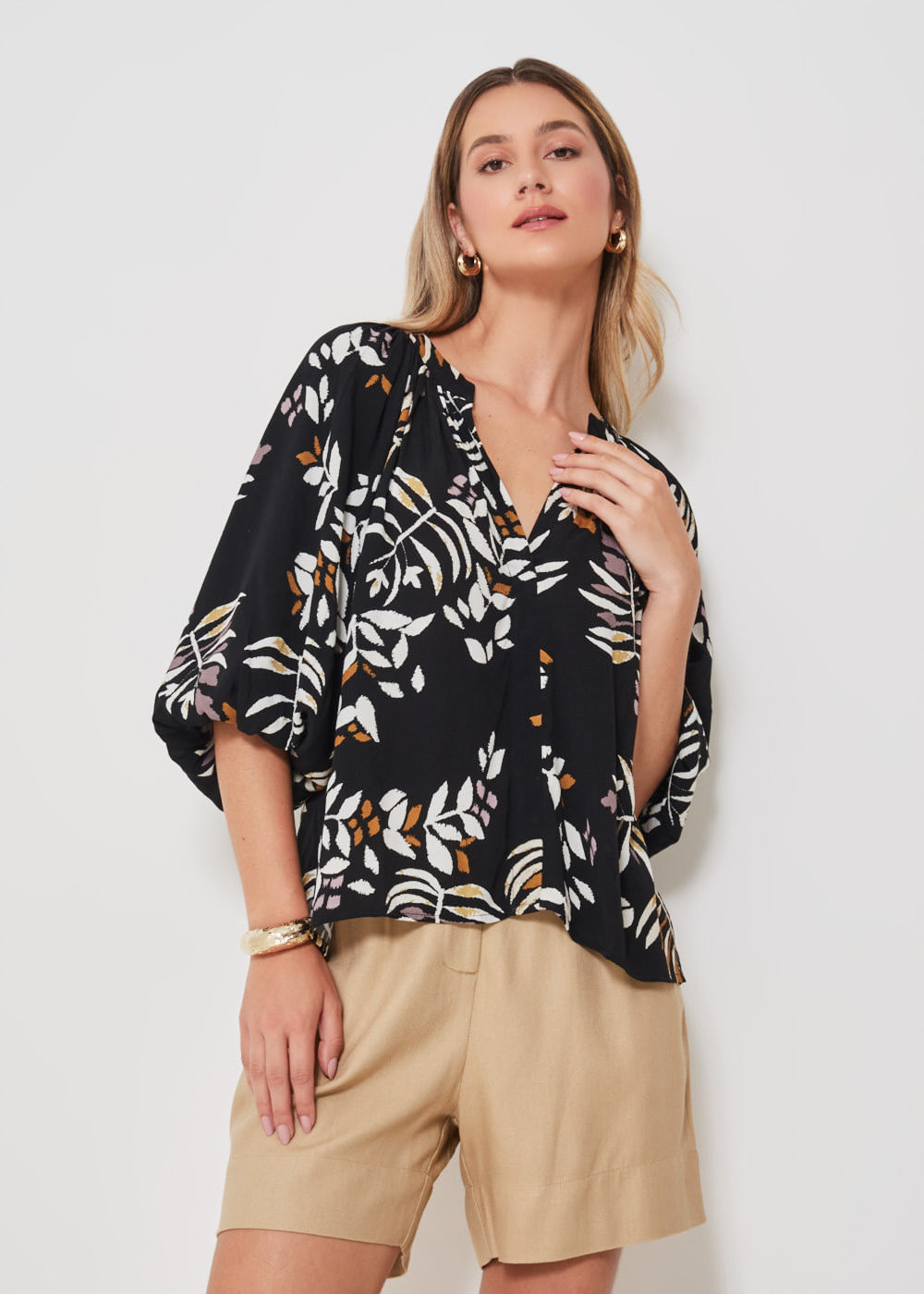 56.20.3404EST BLUSA MANGA 3/4 DECOTE V ESTAMPA LEAVES