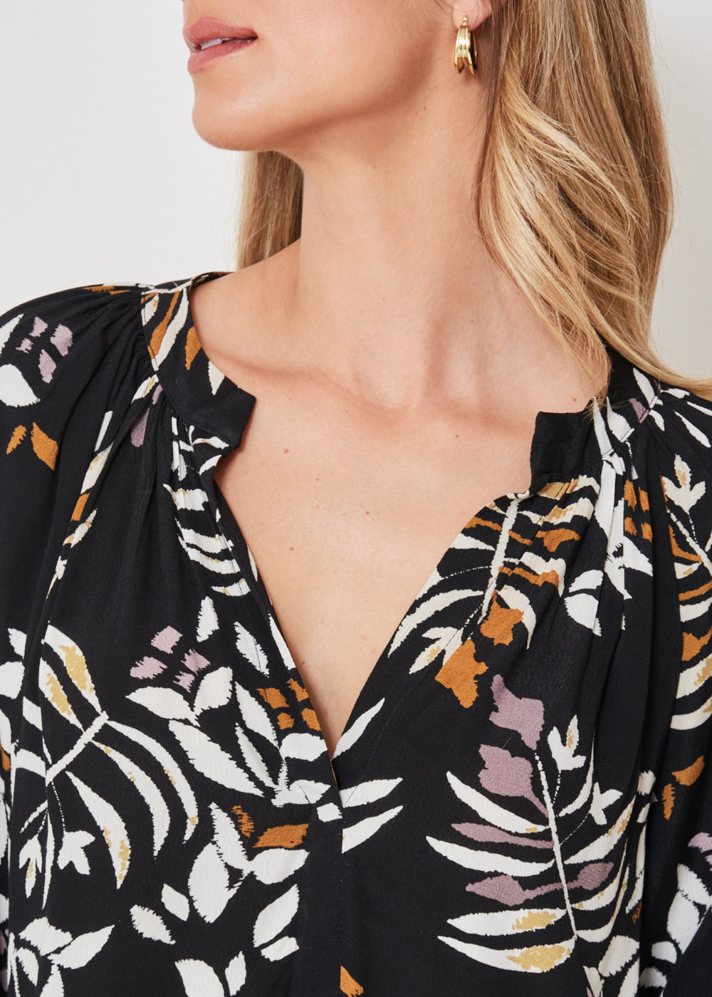 56.20.3404EST BLUSA MANGA 3/4 DECOTE V ESTAMPA LEAVES