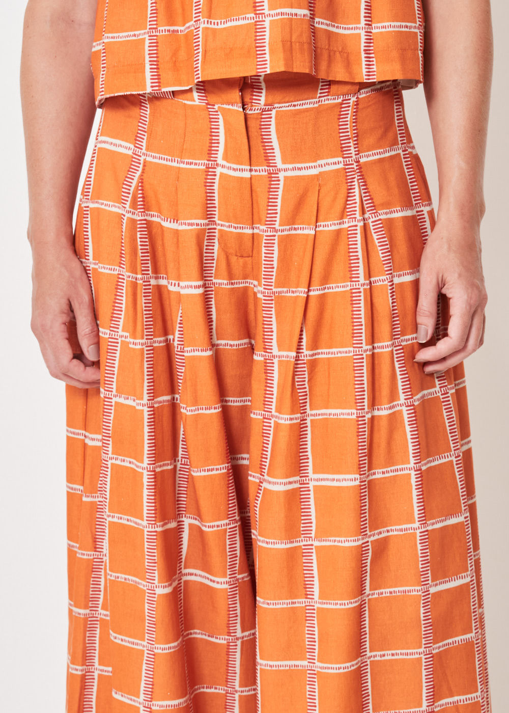 52.23.3402EST CALÇA PANTALONA PREGAS ESTAMPA GRAVATARIA CORAL