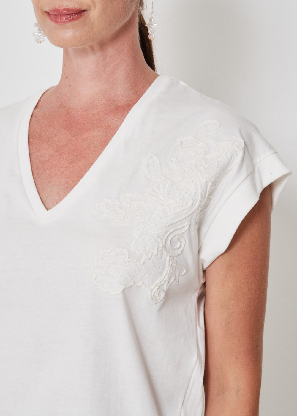 67.41.3401OFW T-SHIRT MALHA BORDADO FLOR