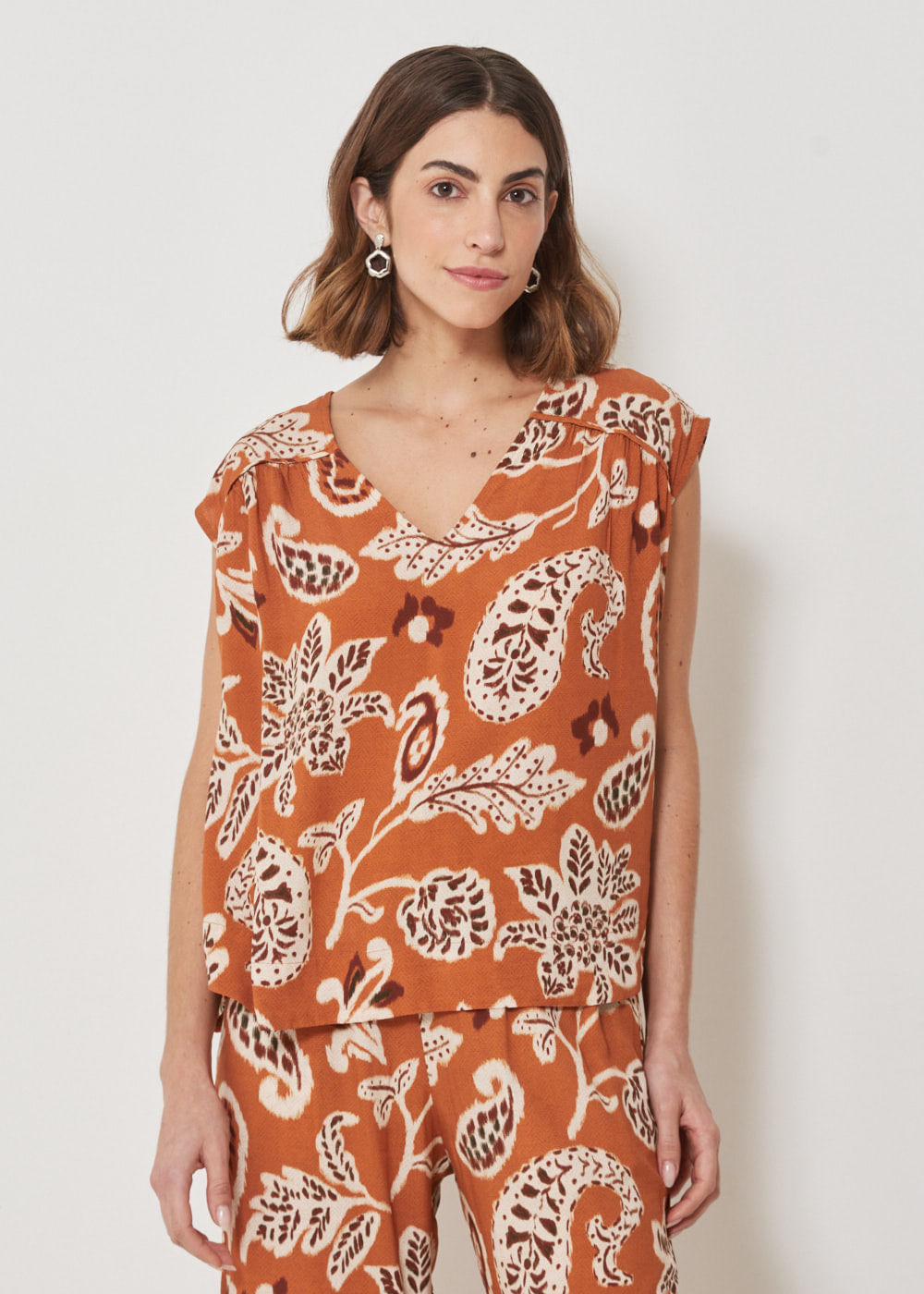 57.20.3403LAR BLUSA M/C DECOTE V ESTAMPA SUMMER PAISLEY
