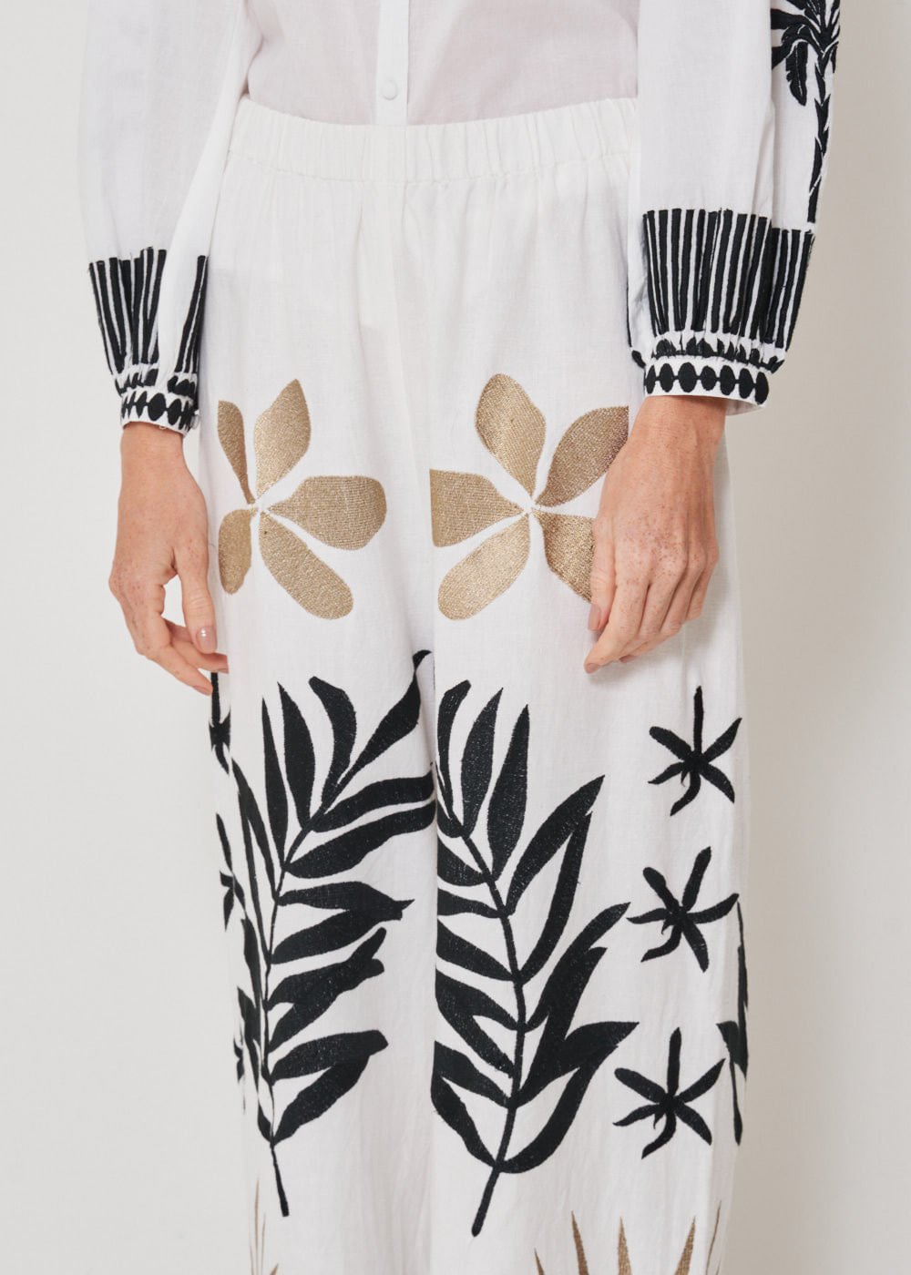 52.10.3433OFW CALÇA PANTALONA BORDADO BOTANICO