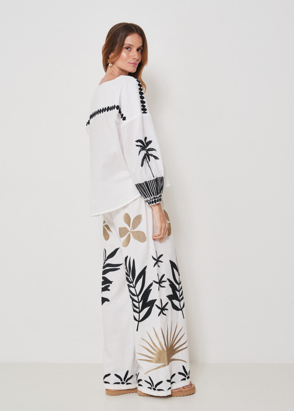 52.10.3433OFW CALÇA PANTALONA BORDADO BOTANICO