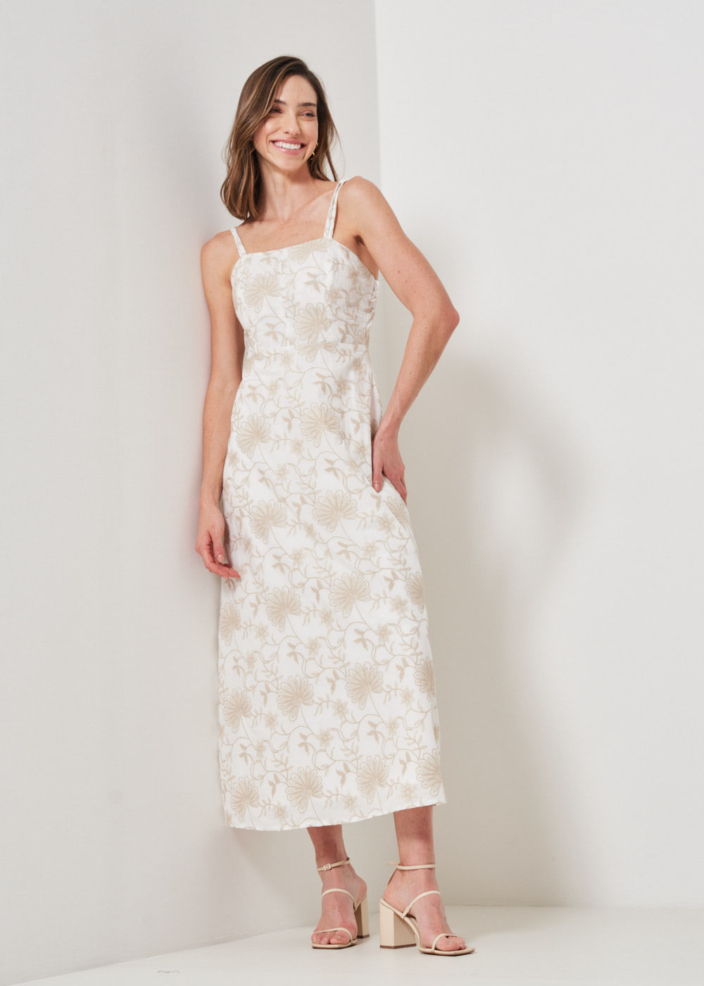 53.40.3409OFW VESTIDO LONGUETE BORDADO DECOTE RETO