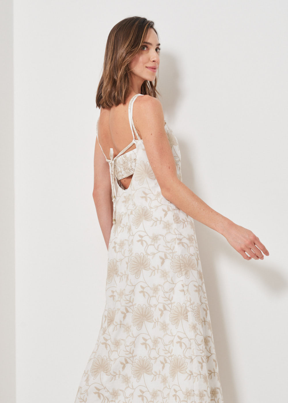 53.40.3409OFW VESTIDO LONGUETE BORDADO DECOTE RETO