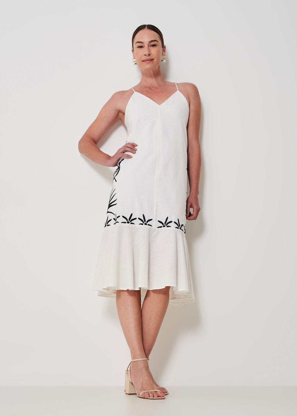 53.00.3405OFW VESTIDO MIDI BORDADO BOTÂNICO