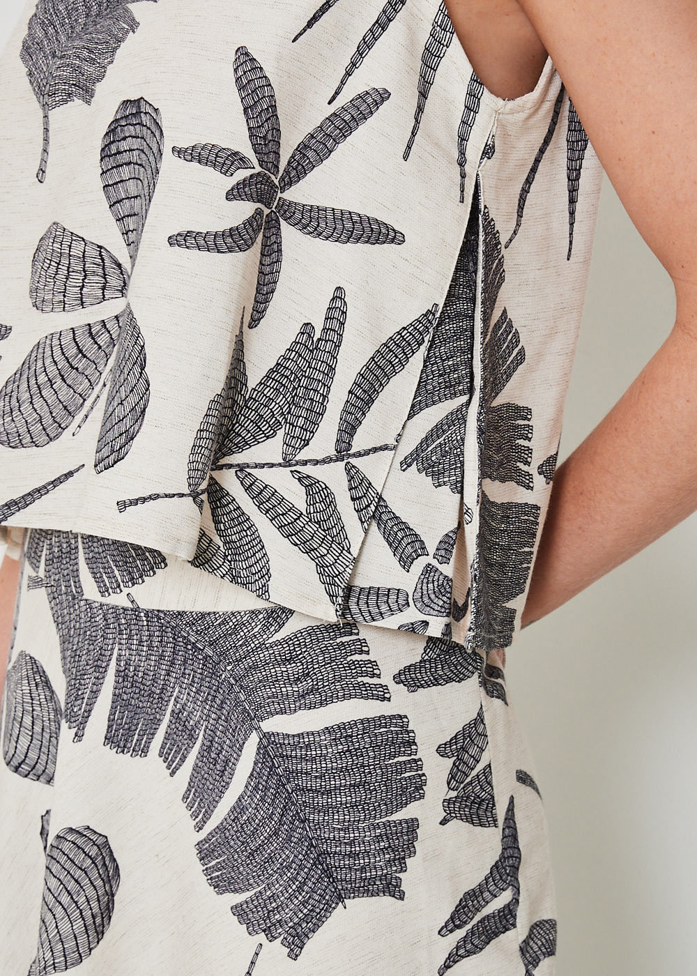 58.20.3423EST REGATA GOLA REDONDA ESTAMPA TROPICAL LEAVES