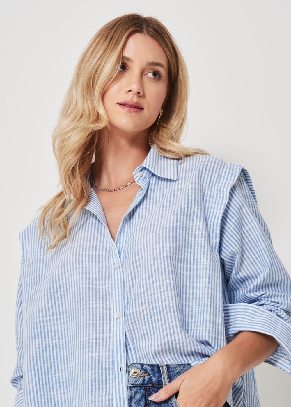55.70.3405CEU CAMISA OVERSIZED LISTRADA COM PREGAS