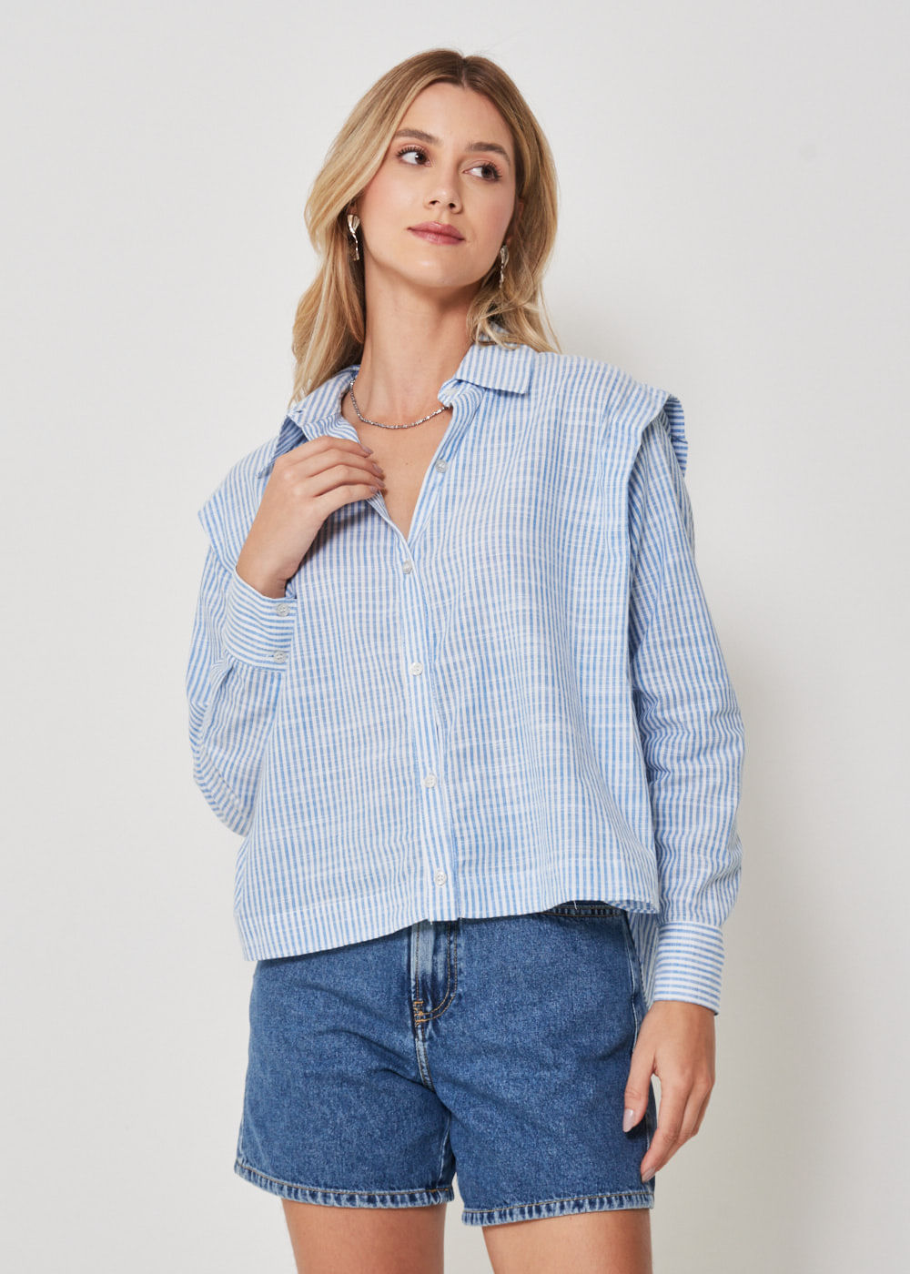 55.70.3405CEU CAMISA OVERSIZED LISTRADA COM PREGAS