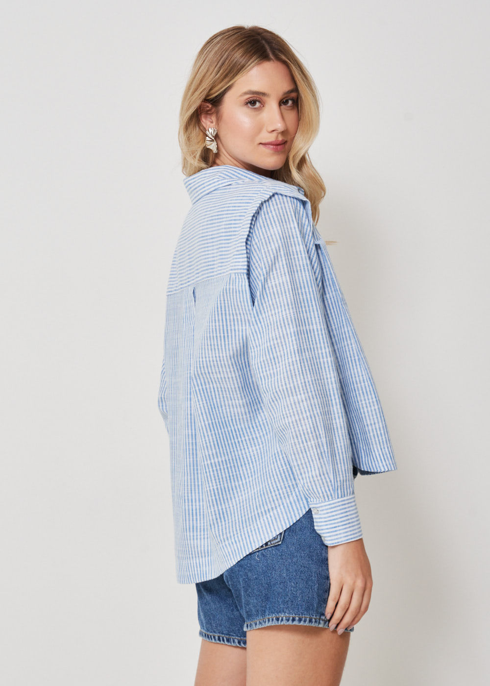 55.70.3405CEU CAMISA OVERSIZED LISTRADA COM PREGAS