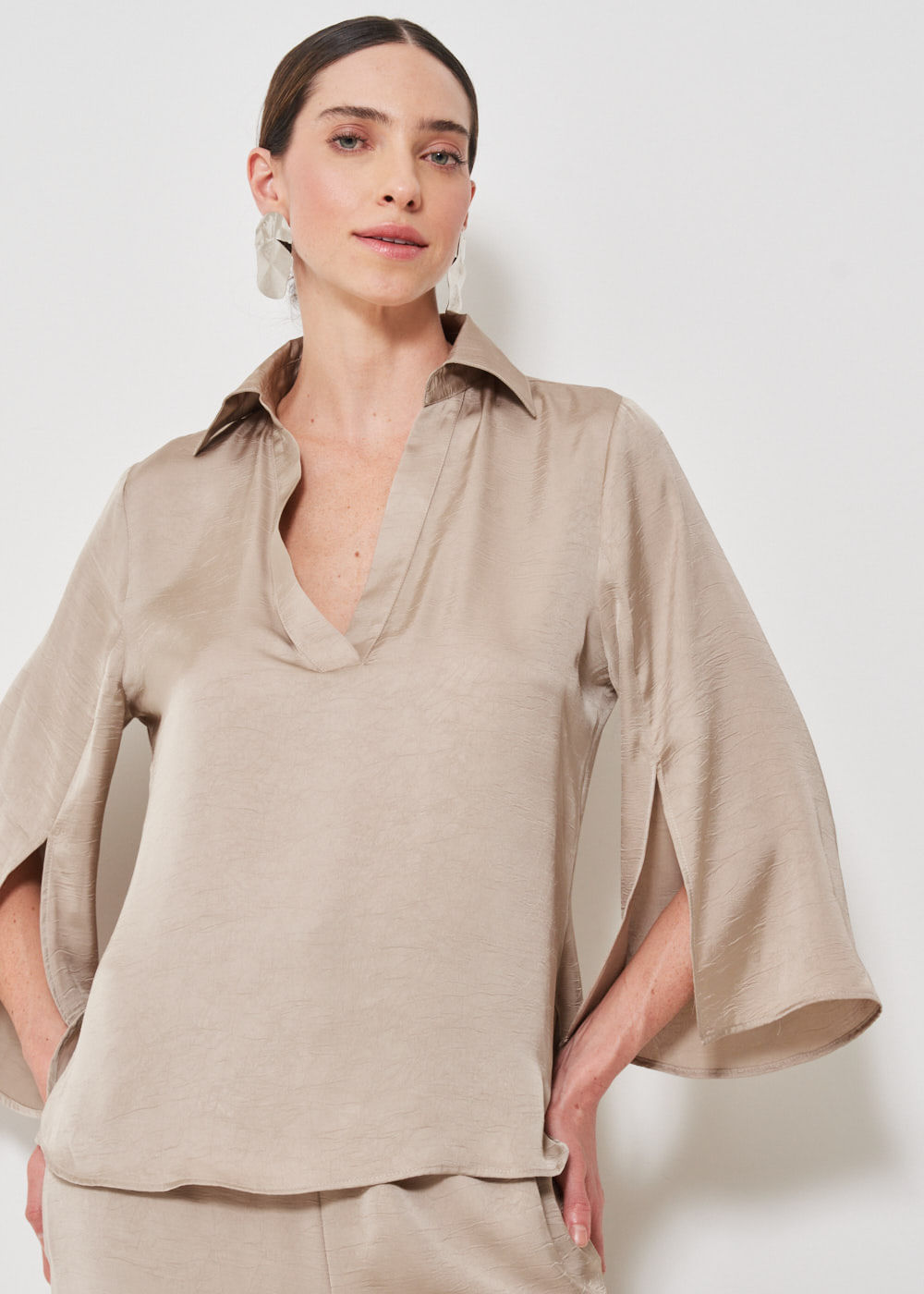 57.40.3413CML BLUSA MANGA COM FENDAS DECOTE V