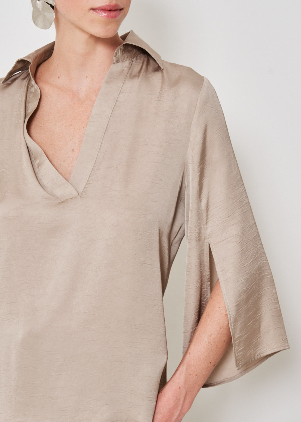 57.40.3413CML BLUSA MANGA COM FENDAS DECOTE V