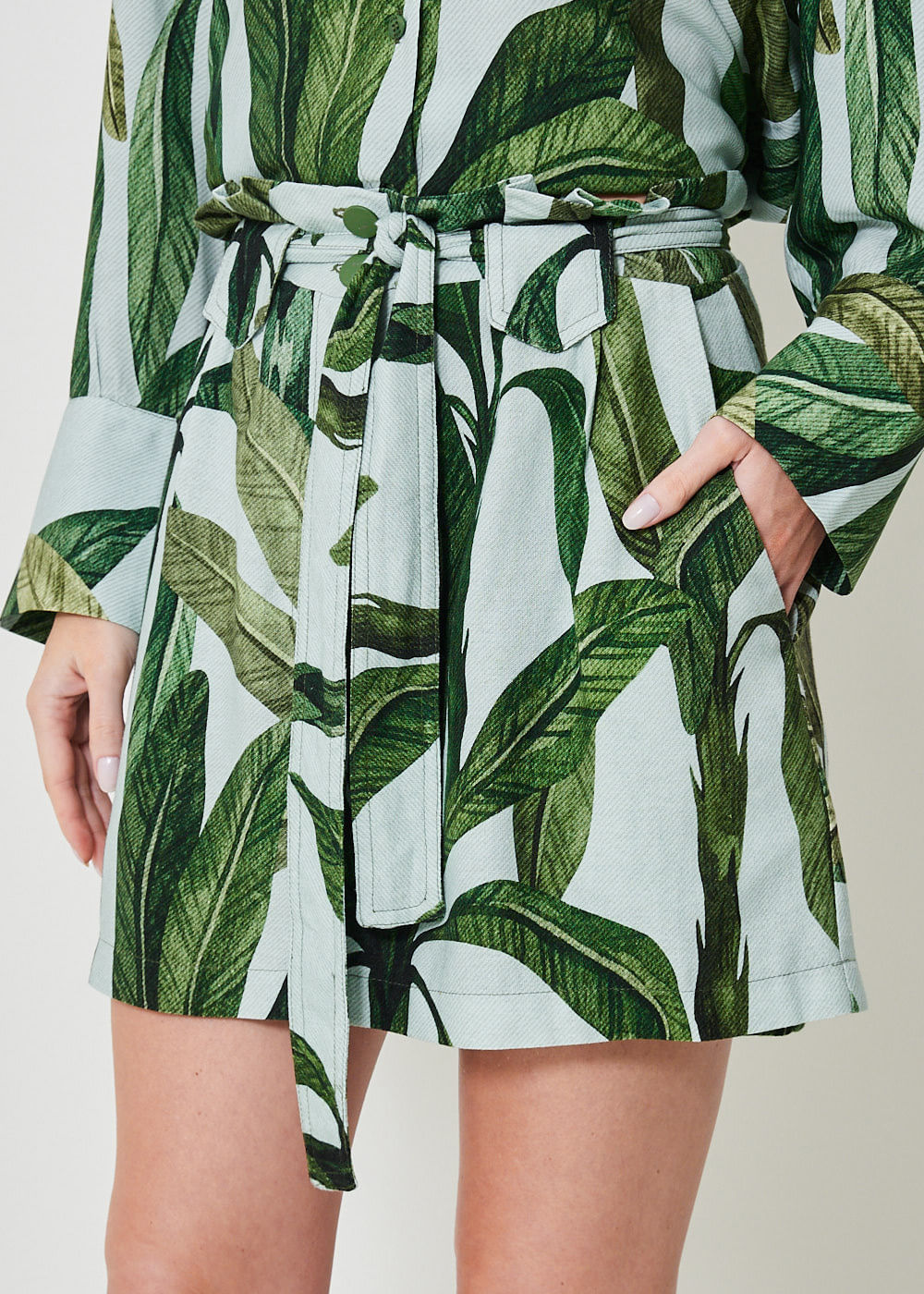 52.60.3405EST SHORTS SAIA C/ CINTO ESTAMPA LEAVES PAINTIG