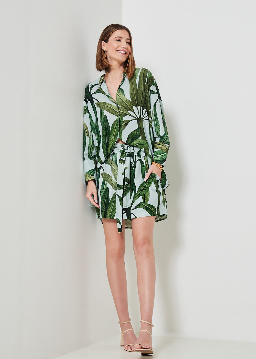 52.60.3405EST SHORTS SAIA C/ CINTO ESTAMPA LEAVES PAINTIG