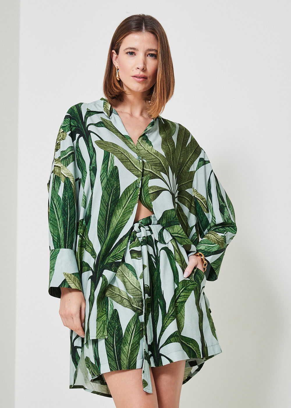 52.60.3405EST SHORTS SAIA C/ CINTO ESTAMPA LEAVES PAINTIG