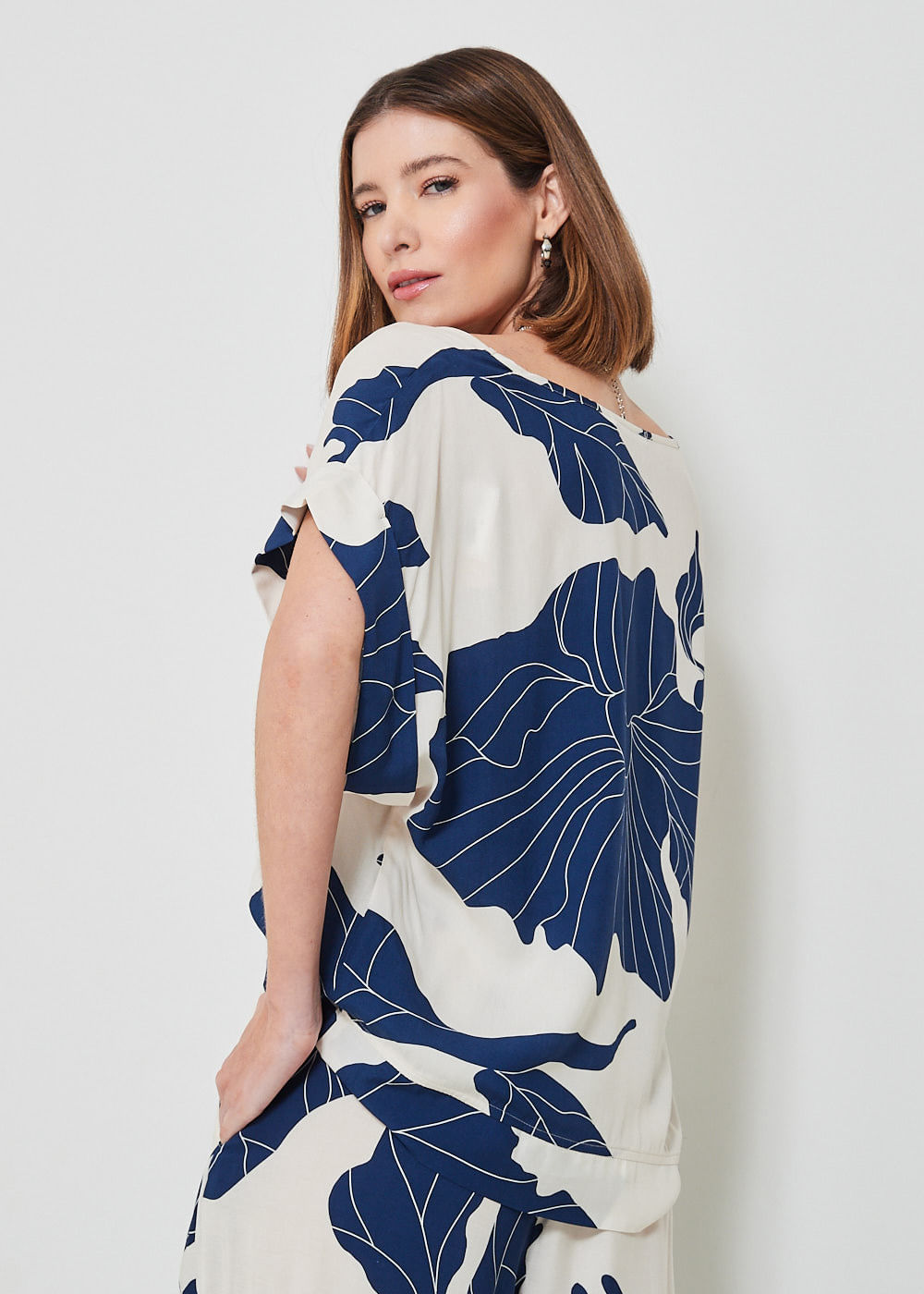57.20.3412EST BLUSA MANGA CURTA ESTAMPA BLUE LEAVES