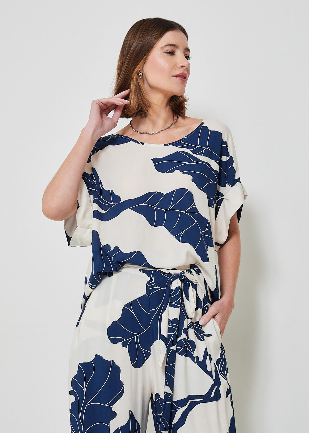 57.20.3412EST BLUSA MANGA CURTA ESTAMPA BLUE LEAVES