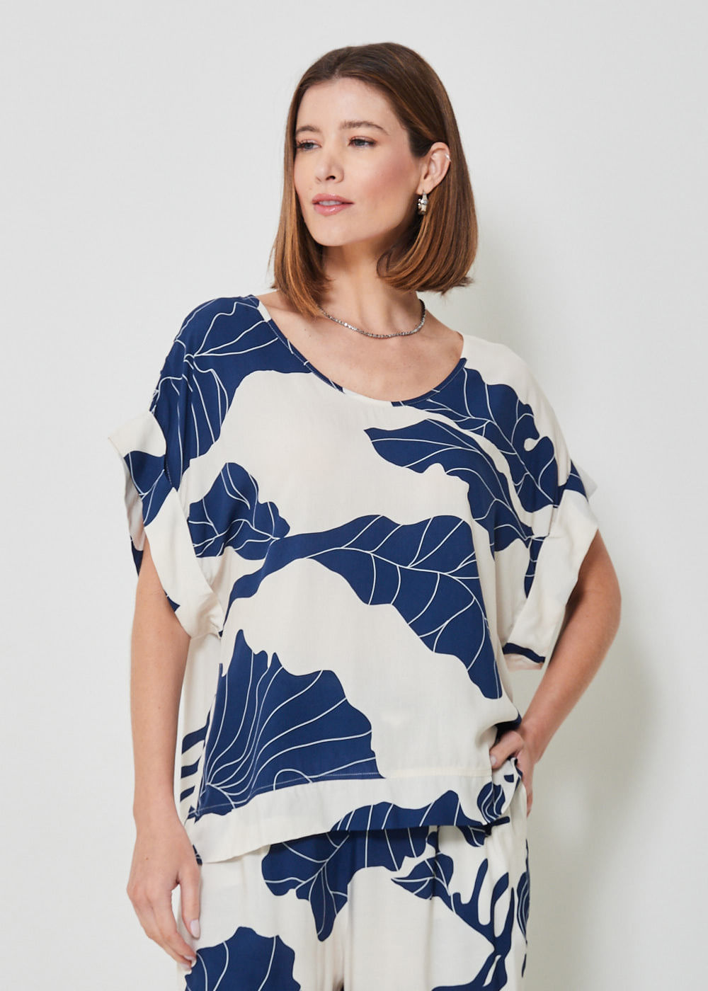 57.20.3412EST BLUSA MANGA CURTA ESTAMPA BLUE LEAVES