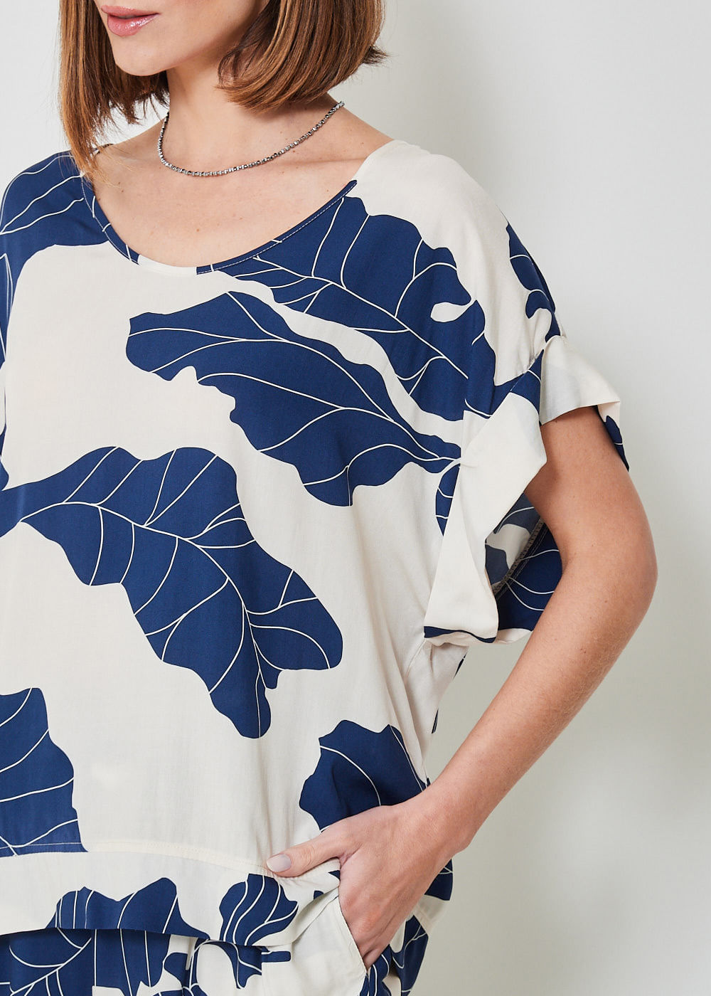 57.20.3412EST BLUSA MANGA CURTA ESTAMPA BLUE LEAVES