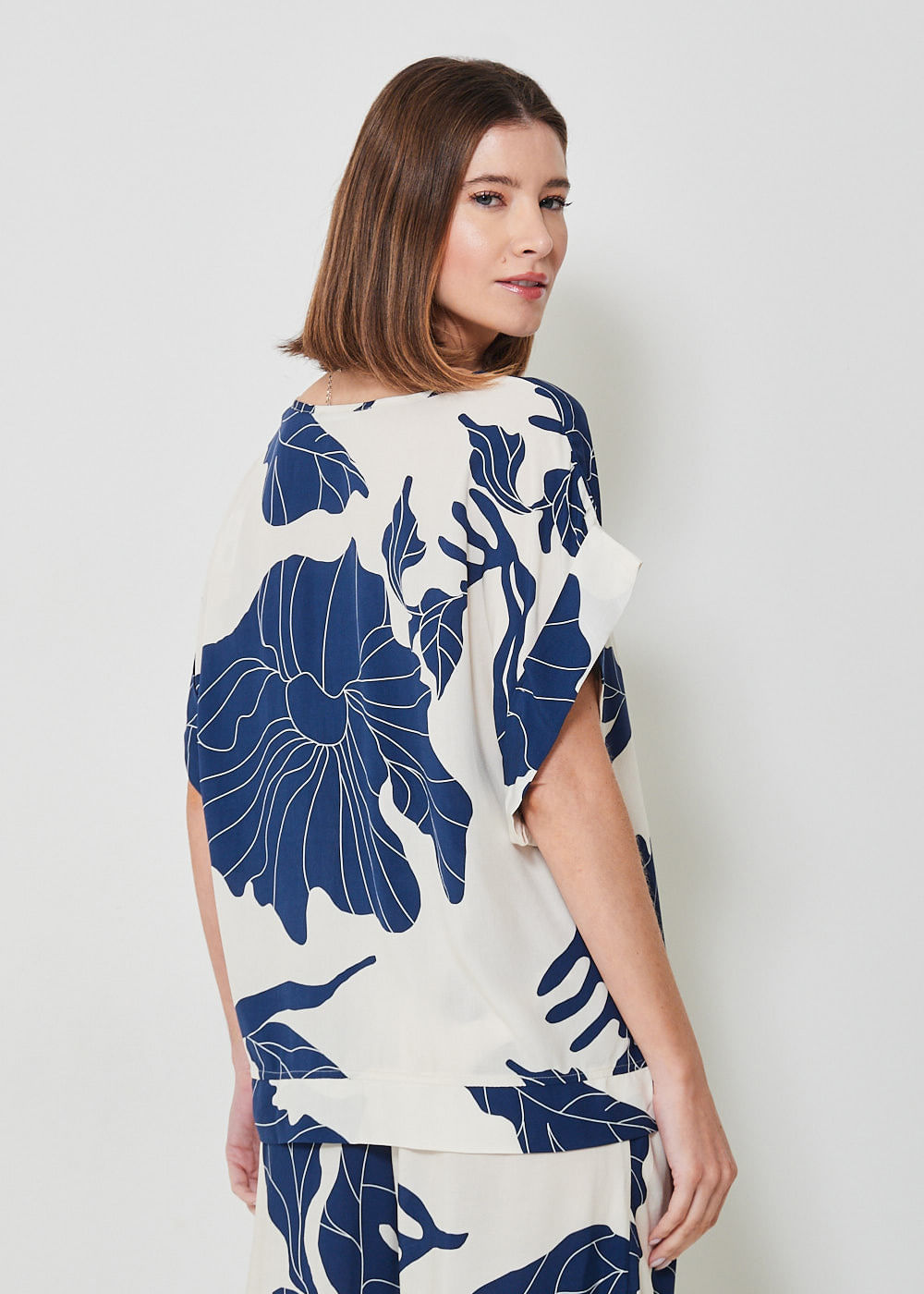 57.20.3412EST BLUSA MANGA CURTA ESTAMPA BLUE LEAVES