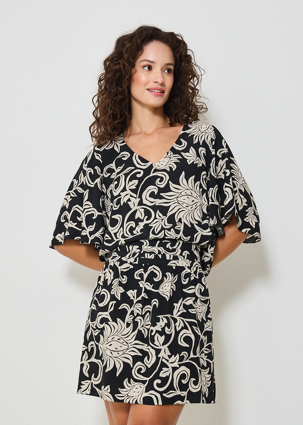 53.22.3418EST VESTIDO CURTO DECOTE V ESTAMPA ARABESQUE