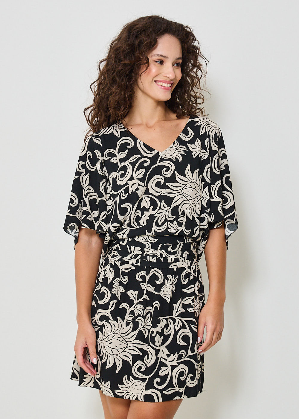 53.22.3418EST VESTIDO CURTO DECOTE V ESTAMPA ARABESQUE