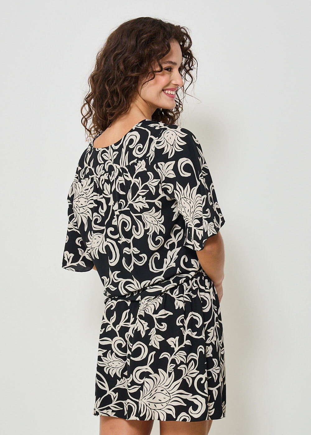 53.22.3418EST VESTIDO CURTO DECOTE V ESTAMPA ARABESQUE