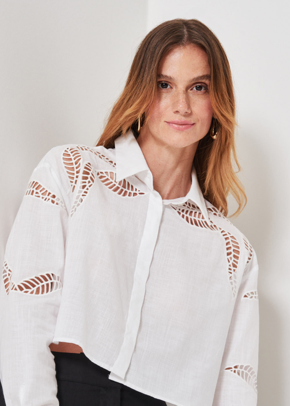 55.70.3403BCO CAMISA CURTA  M/L BORDADO FOLHA