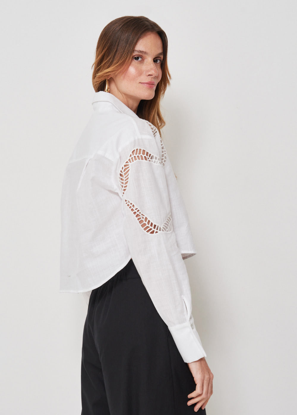 55.70.3403BCO CAMISA CURTA  M/L BORDADO FOLHA