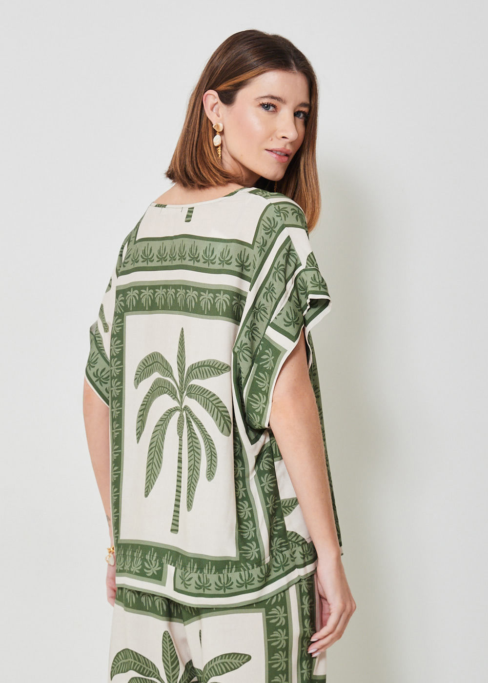 57.20.3411VDE BLUSA MANGA CURTA ESTAMPA LENÇO COQUEIRO