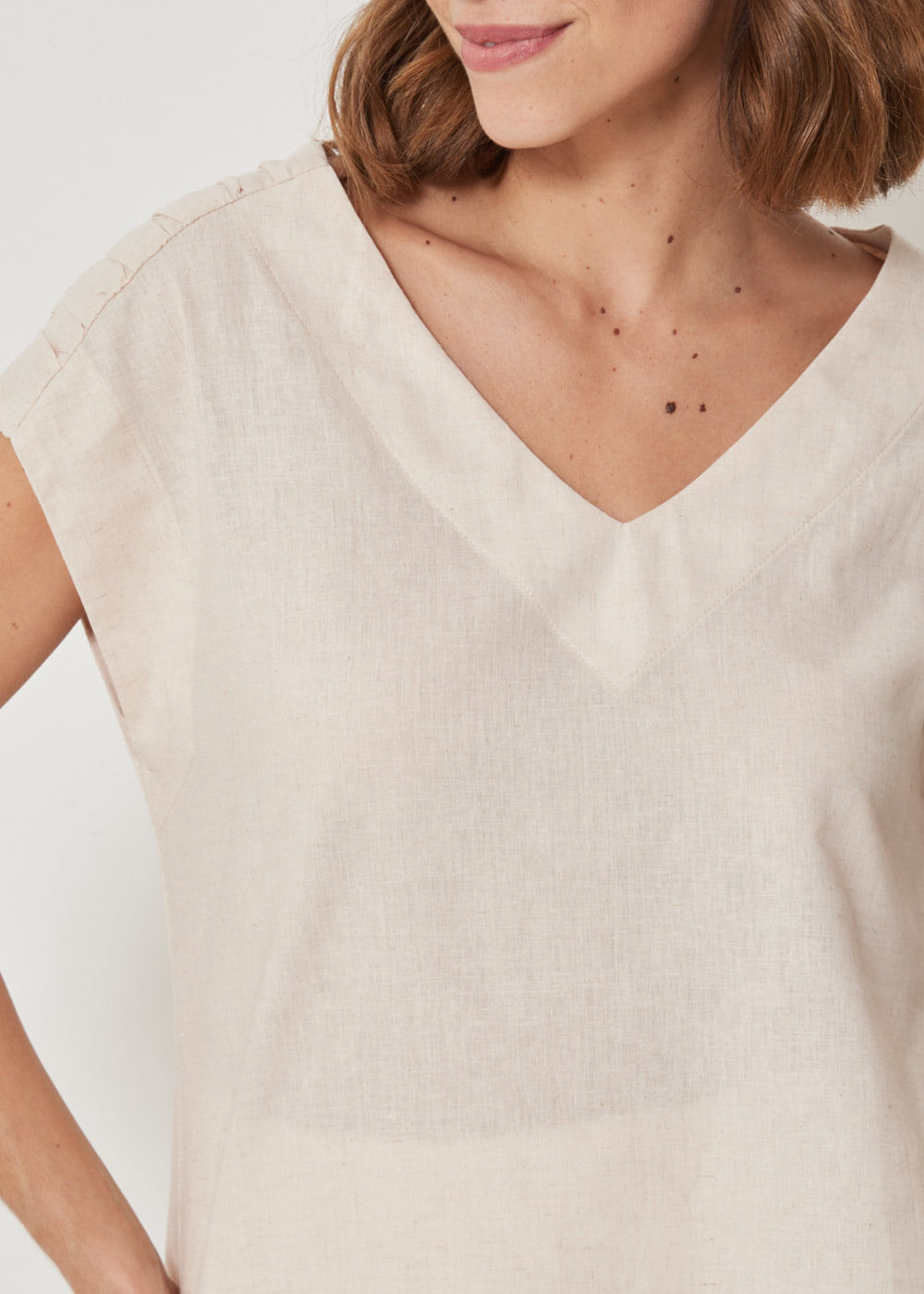 57.40.3416ARE BLUSA MANGA CURTA DETALHE PREGAS