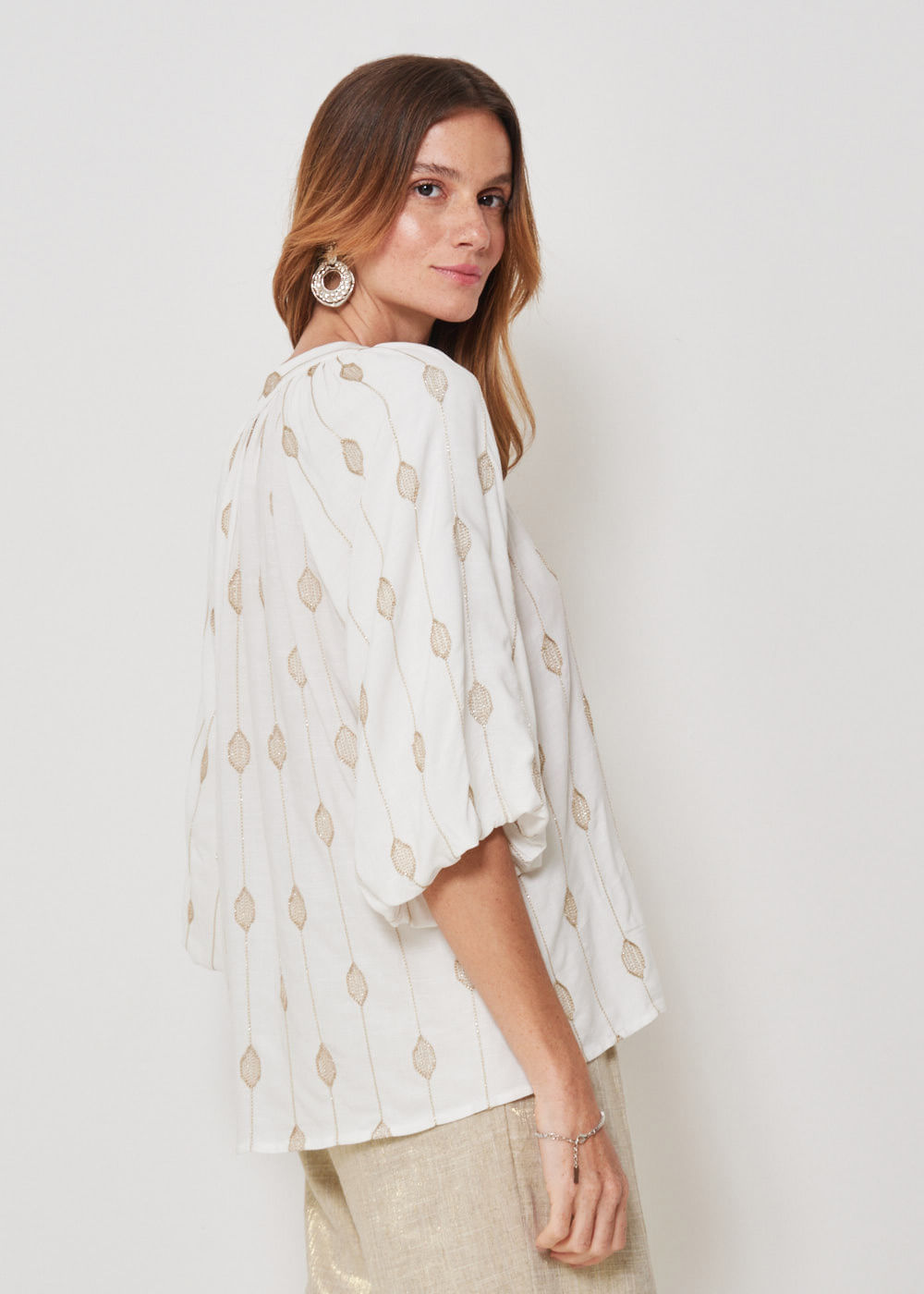 56.40.3407OFW BLUSA MANGA 3/4 DECOTE V BORDADA