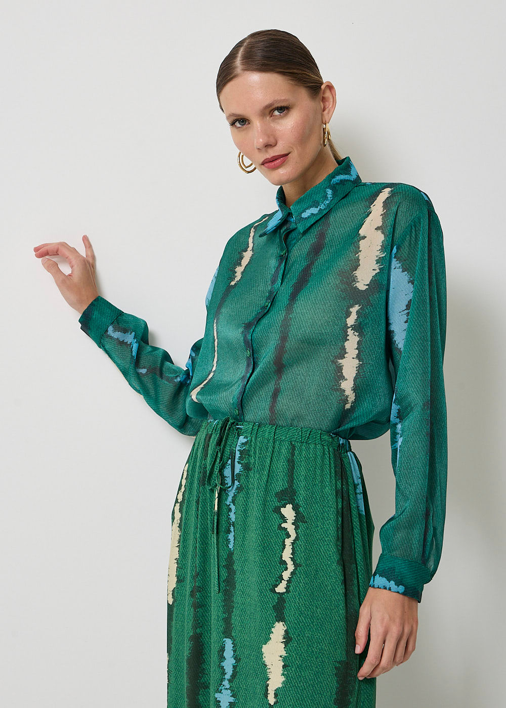 55.20.3413EST CAMISA M/L TRANSPARENCIA  ESTAMPA ONDAS